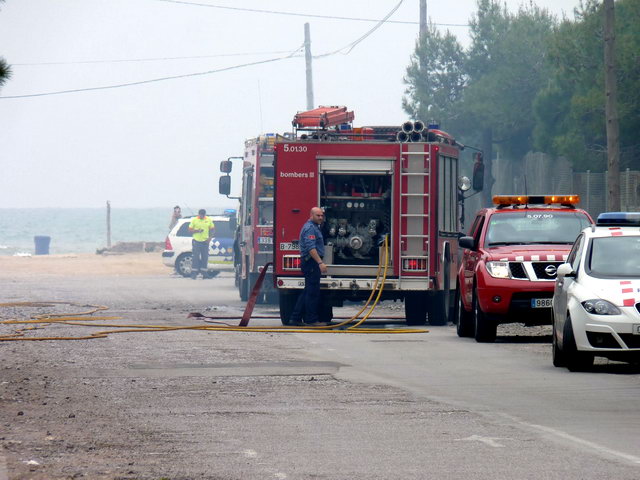 Bomberos trabajando para apagar un incendio en la pineda de Llevant Mar (Gav Mar) (19 Mayo 2012)